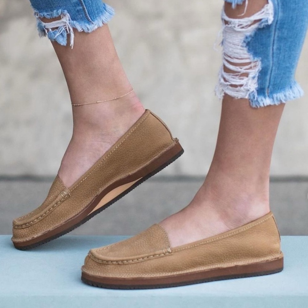 Rainbow Leather Comfort Classics Leather Slip On Loafers in Tan 
 7 NWOT